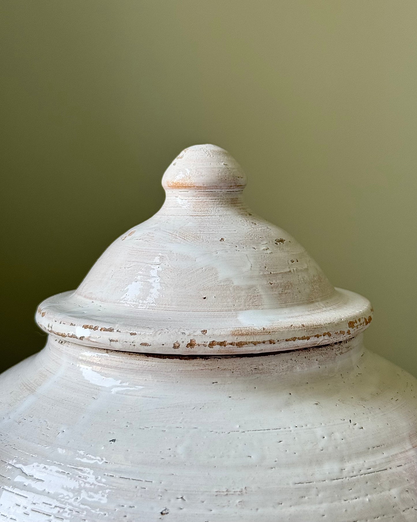 Short Bulbous White-Glaze Puglian Jar