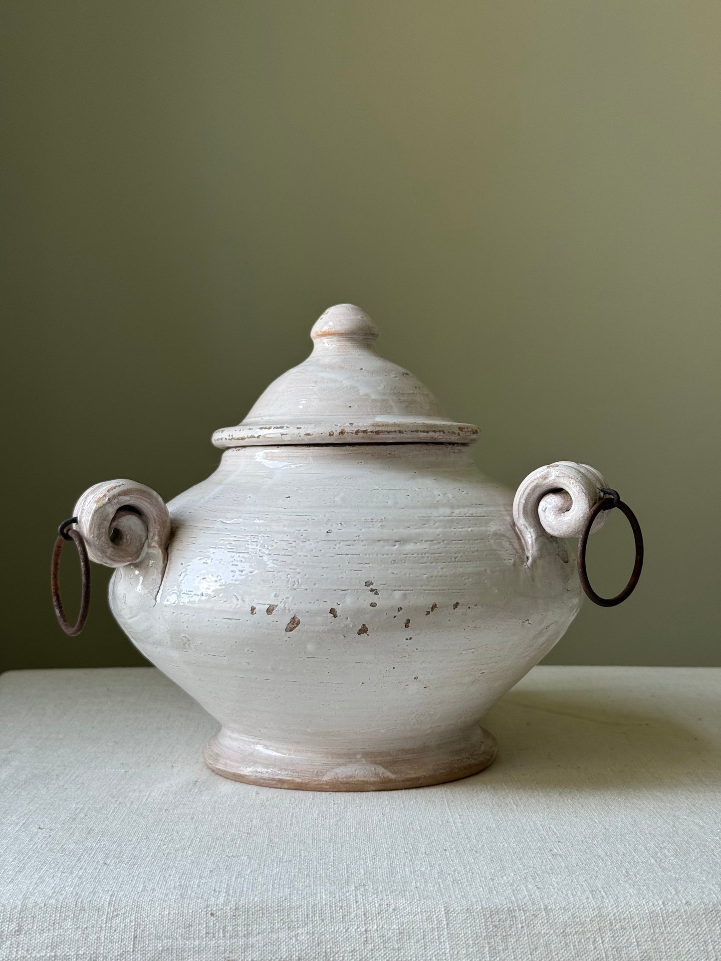 Short Bulbous White-Glaze Puglian Jar