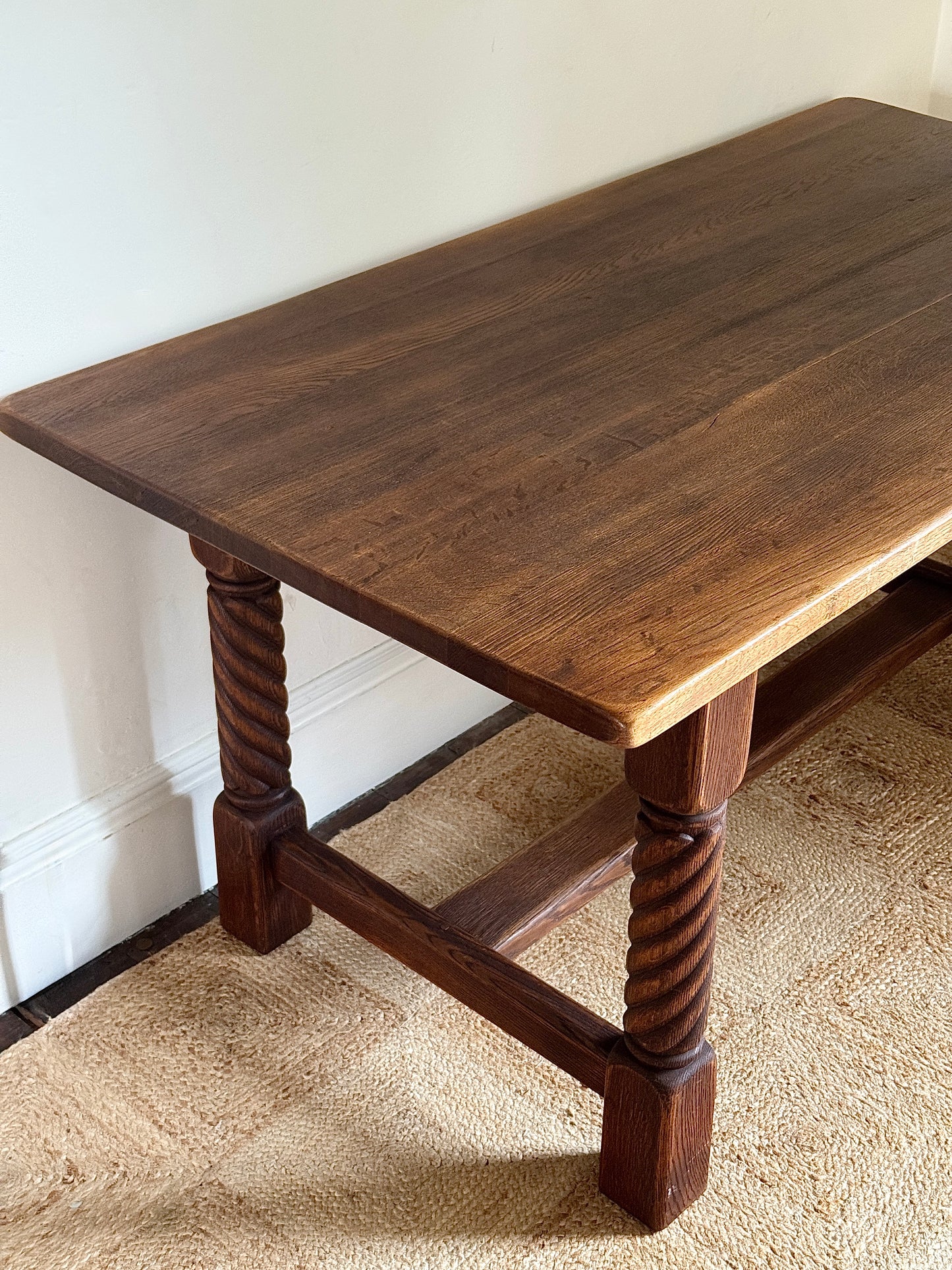 Danish Mid-Century Oak 6 Seater Dining Table with Carved Legs