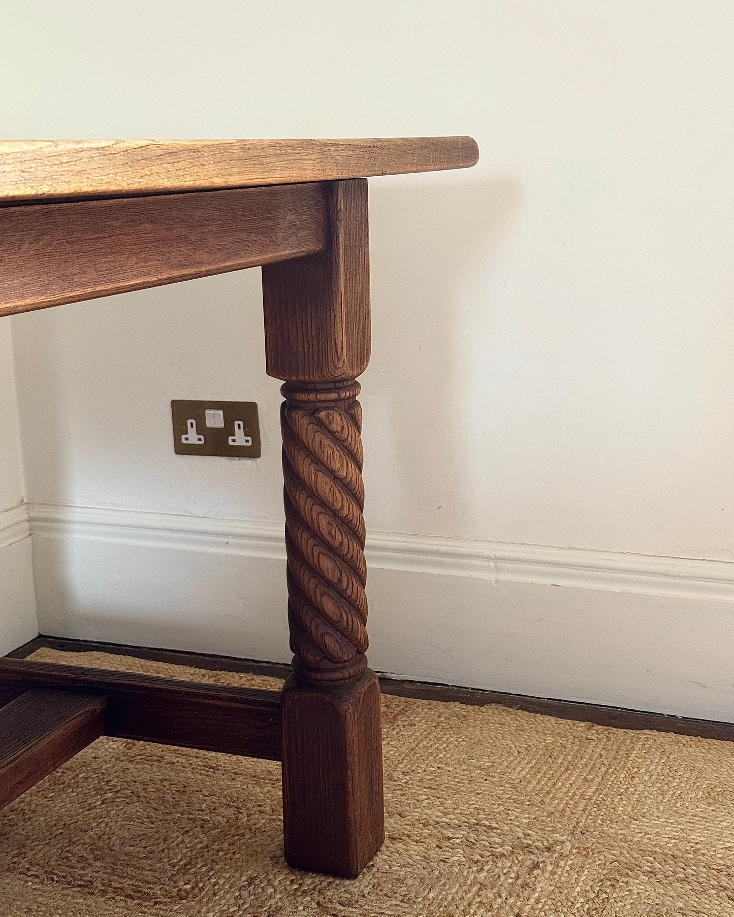 Danish Mid-Century Oak 6 Seater Dining Table with Carved Legs