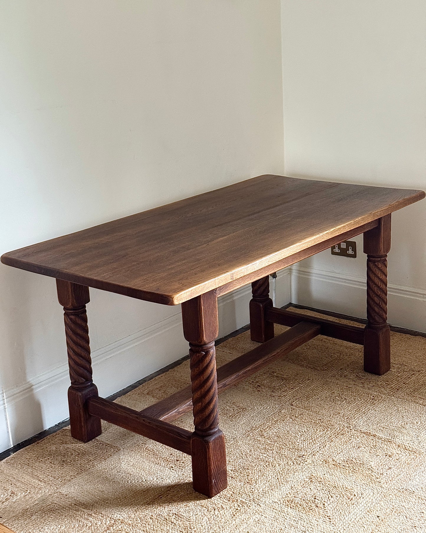 Danish Mid-Century Oak 6 Seater Dining Table with Carved Legs